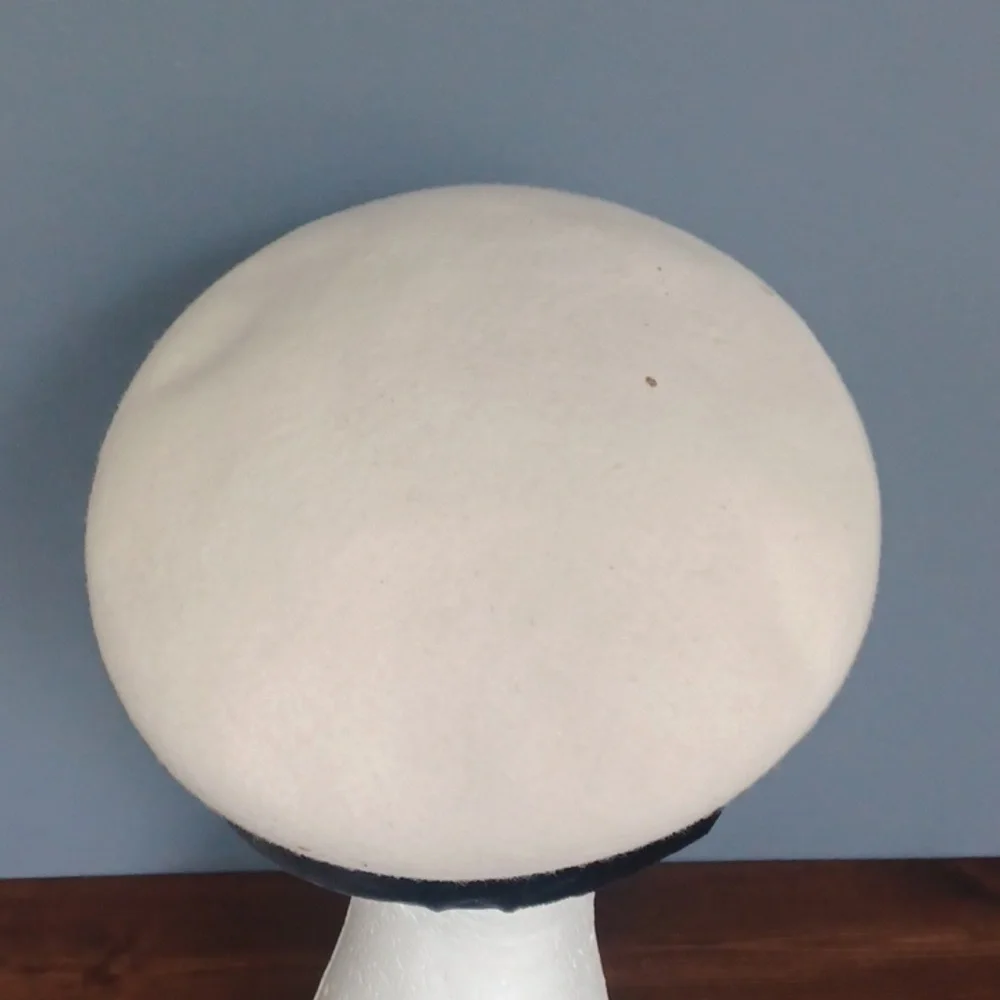 Eric Javits Cream Wool Beret with Black Velvet Flower Trim - Picture 4 of 15